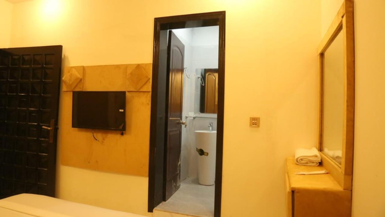Hotel De Smart Мултан Экстерьер фото